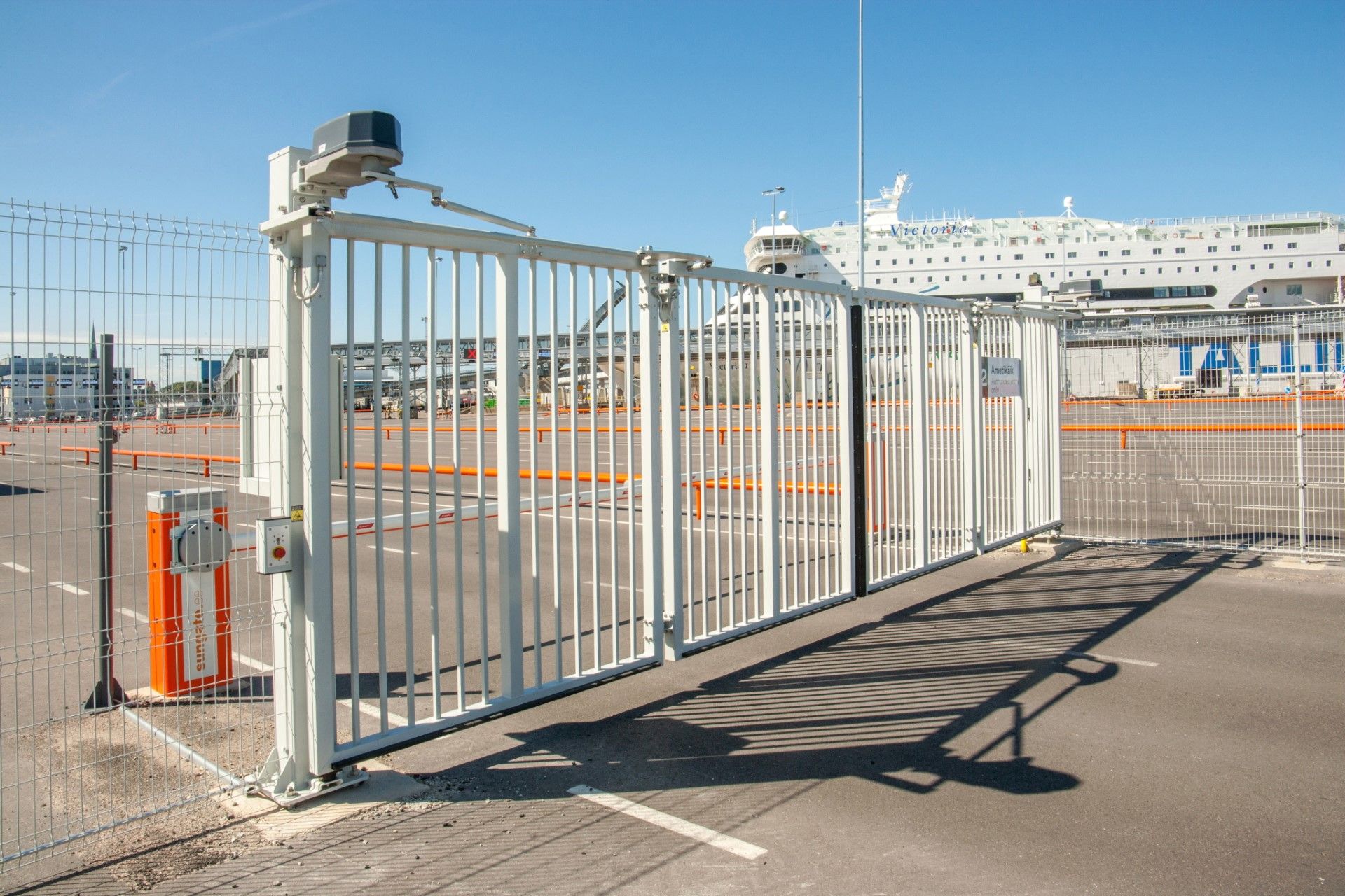 25 V-KING-grindar i hamnen i Tallin, Estland