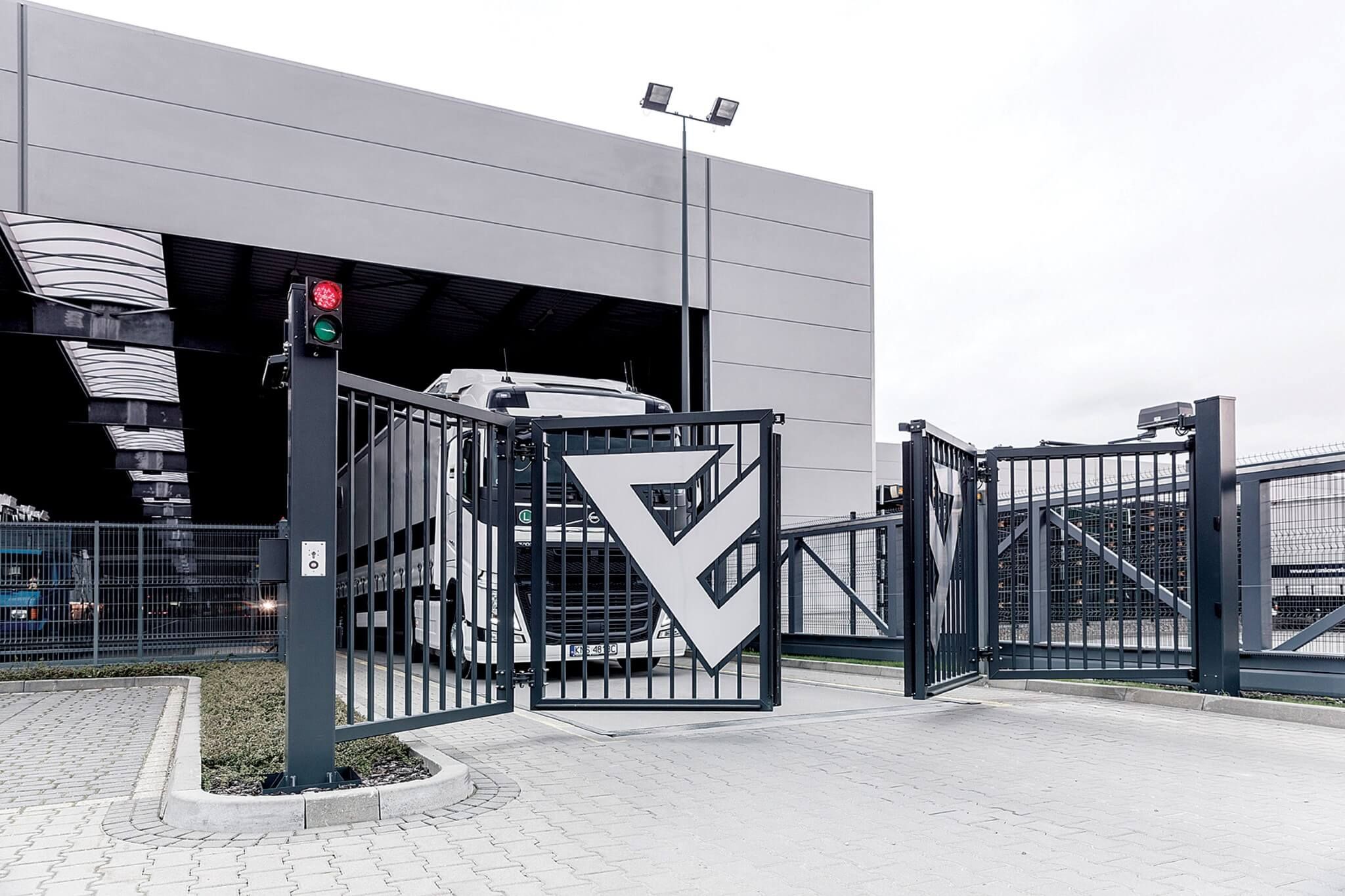 En port med egen logotyp