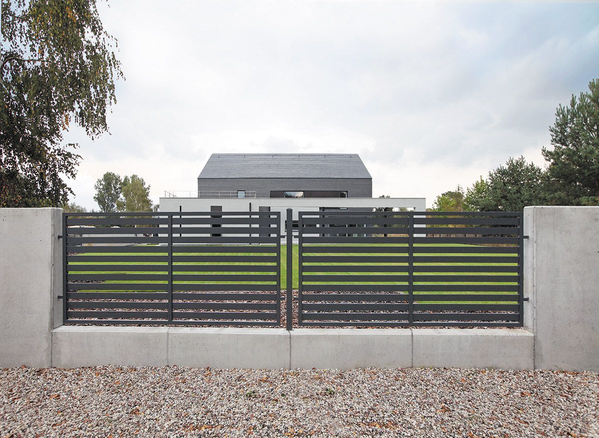 Fastighetsstängsel kombinerat med betong