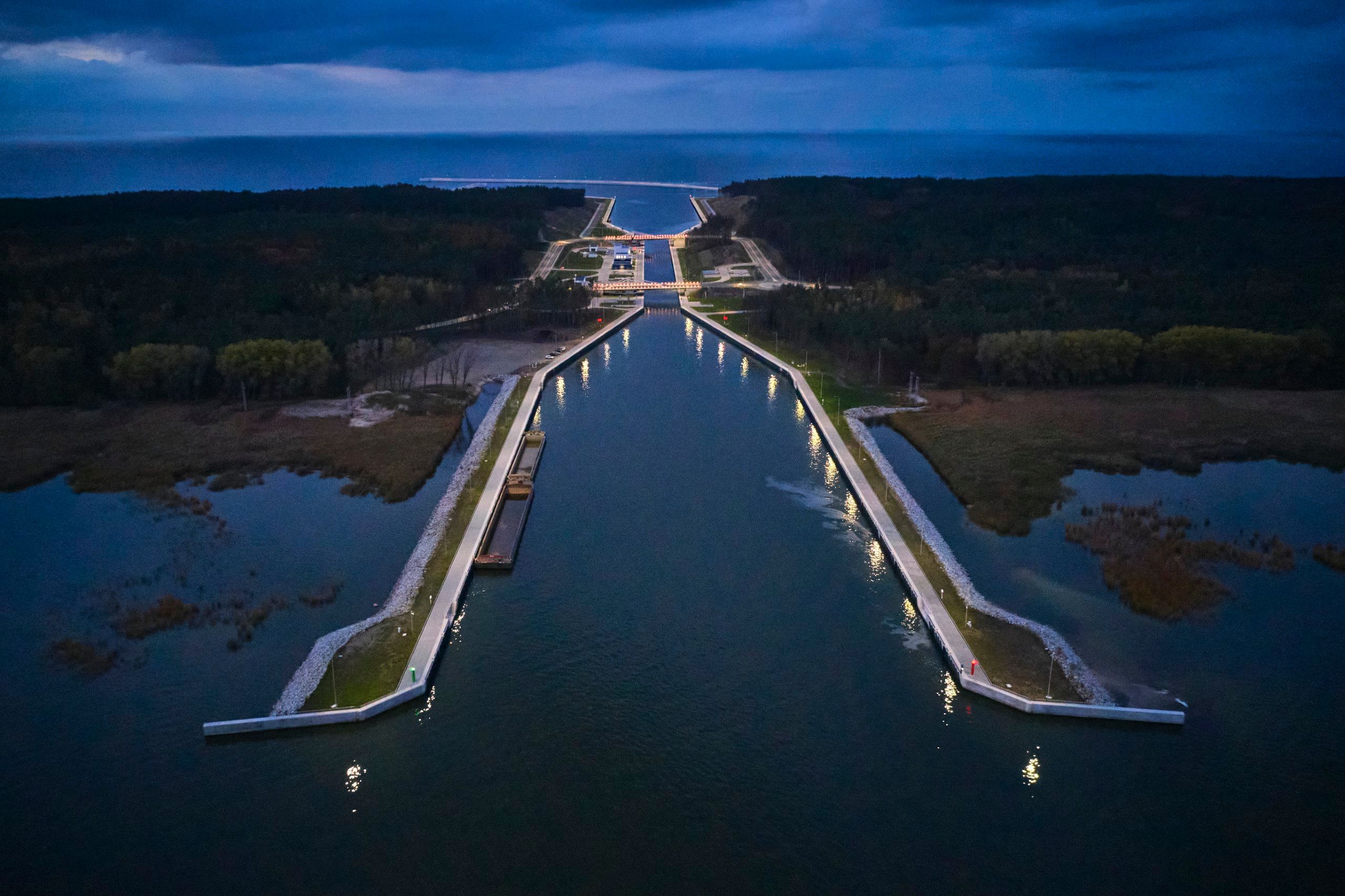 WIŚNIOWSKIs portar i hamnen Nowy Świat