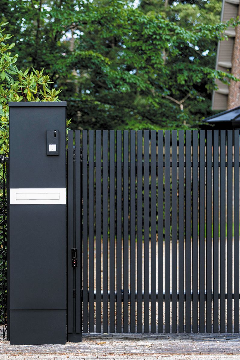 Staketstolpar med brevinkast